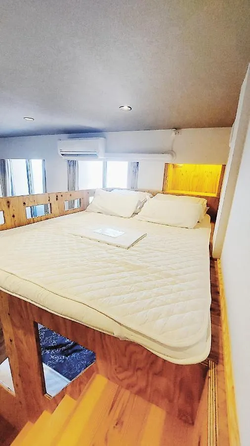 Poly Hostel Osaka 0*,
